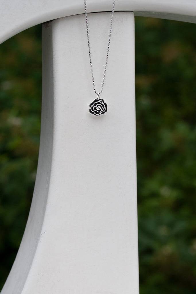 JUKSEREI ROSE NECKLACE Bis zu 60% Rabatt