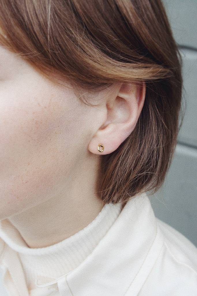 JUKSEREI CLEO EAR STUD · GOLD · B-STOCK 50% Rabatt mit kostenlosem Versand
