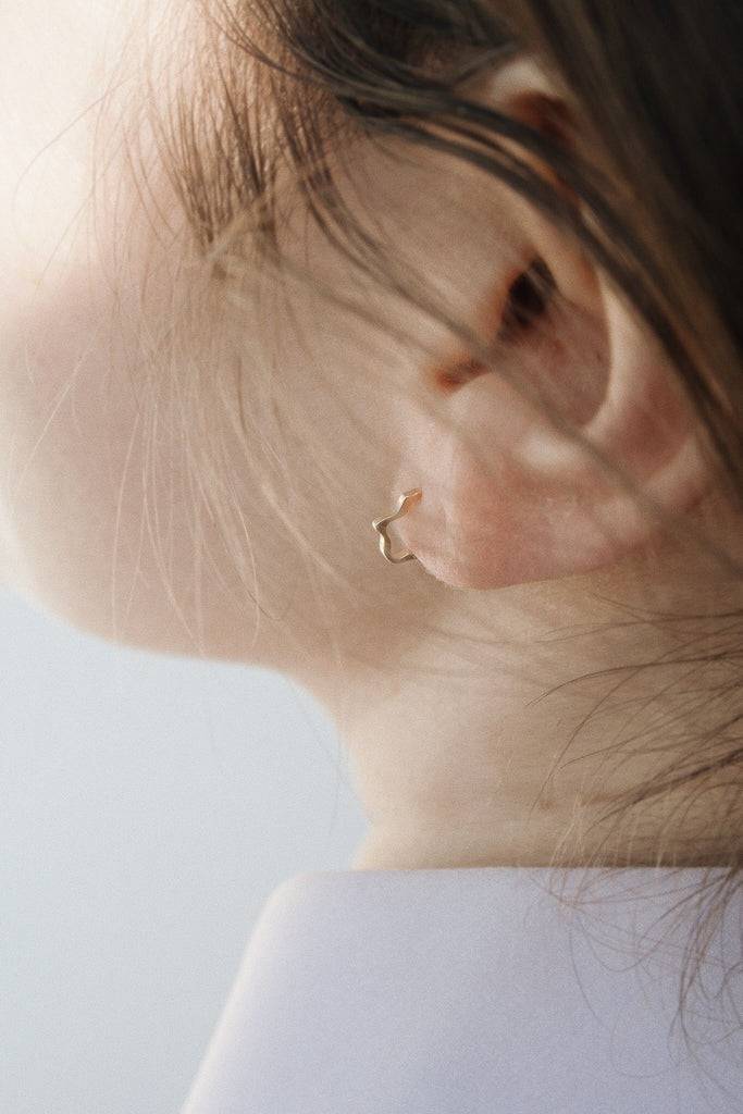 JUKSEREI PINA EAR STUD · GOLD · B-STOCK Begrenzt auf 3 Tage