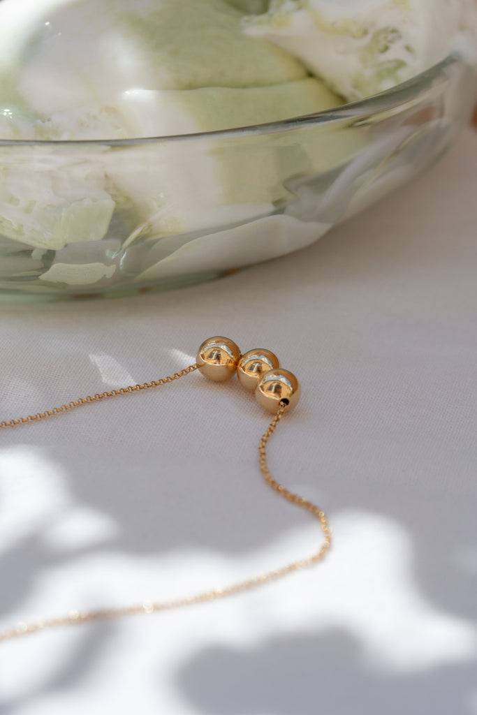 JUKSEREI BOULES NECKLACE Kostenlose Rückgabe