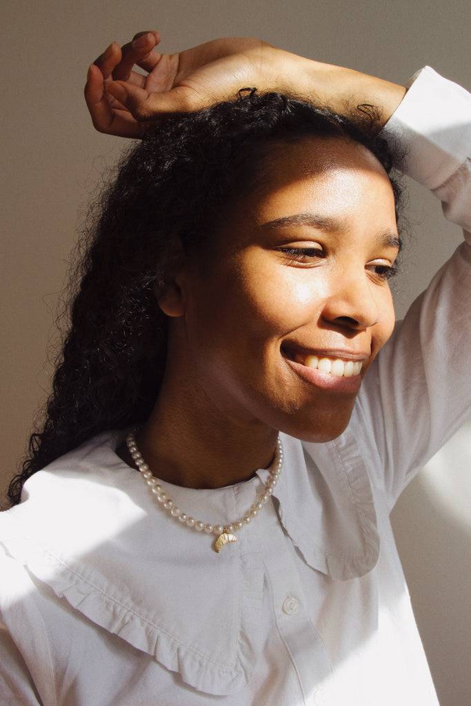 JUKSEREI CROISSANT PEARL NECKLACE Super Rabatt
