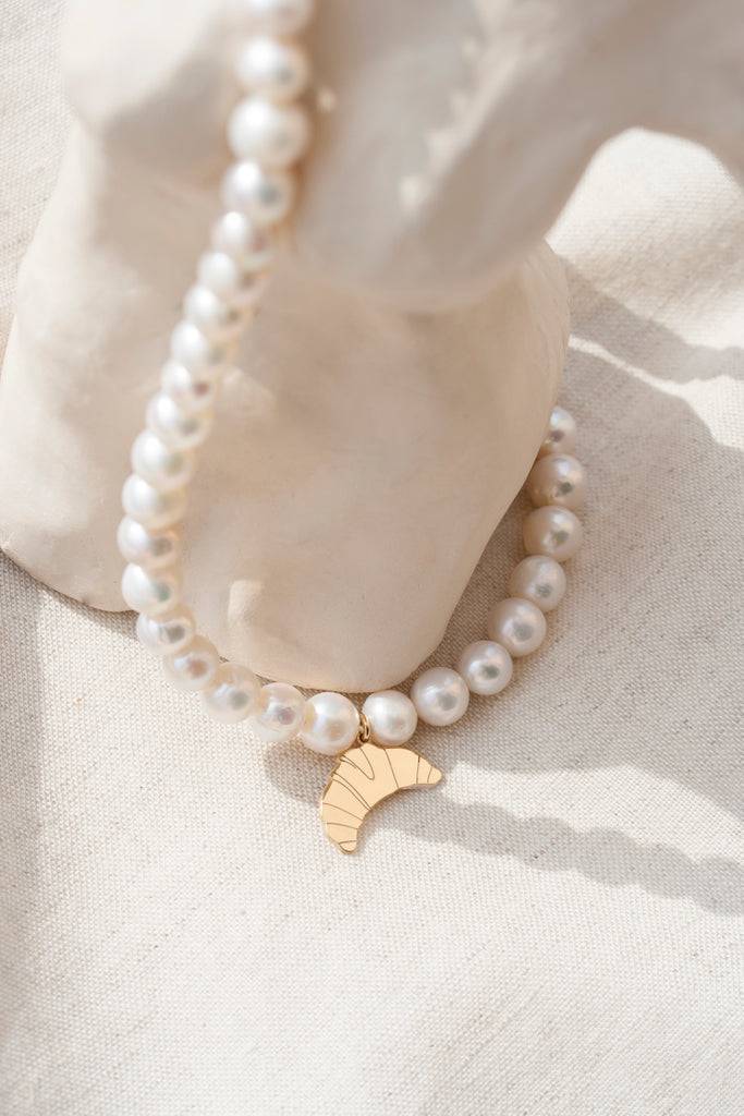 JUKSEREI CROISSANT PEARL NECKLACE Super Rabatt