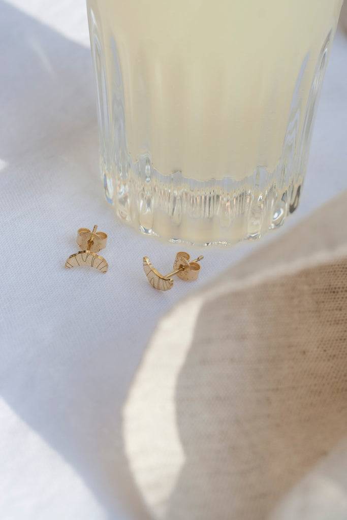JUKSEREI CROISSANT EAR STUDS Riesige Rabatte