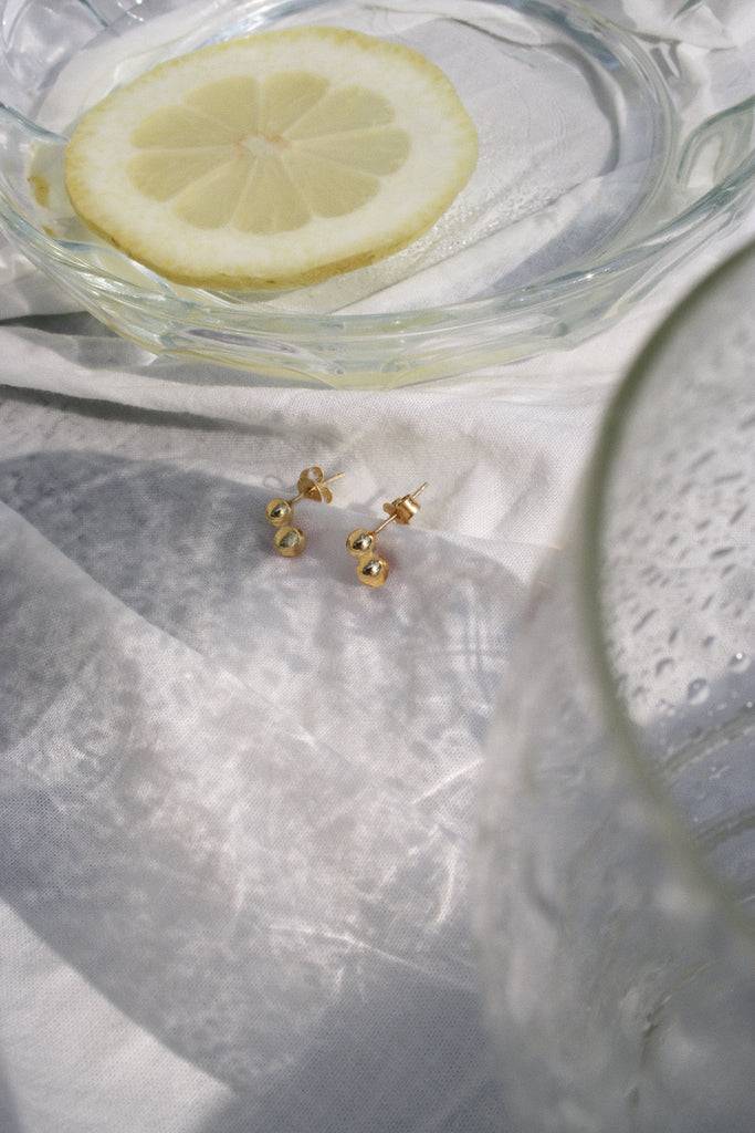 JUKSEREI SOL EAR STUDS 50% Rabatt mit kostenlosem Versand