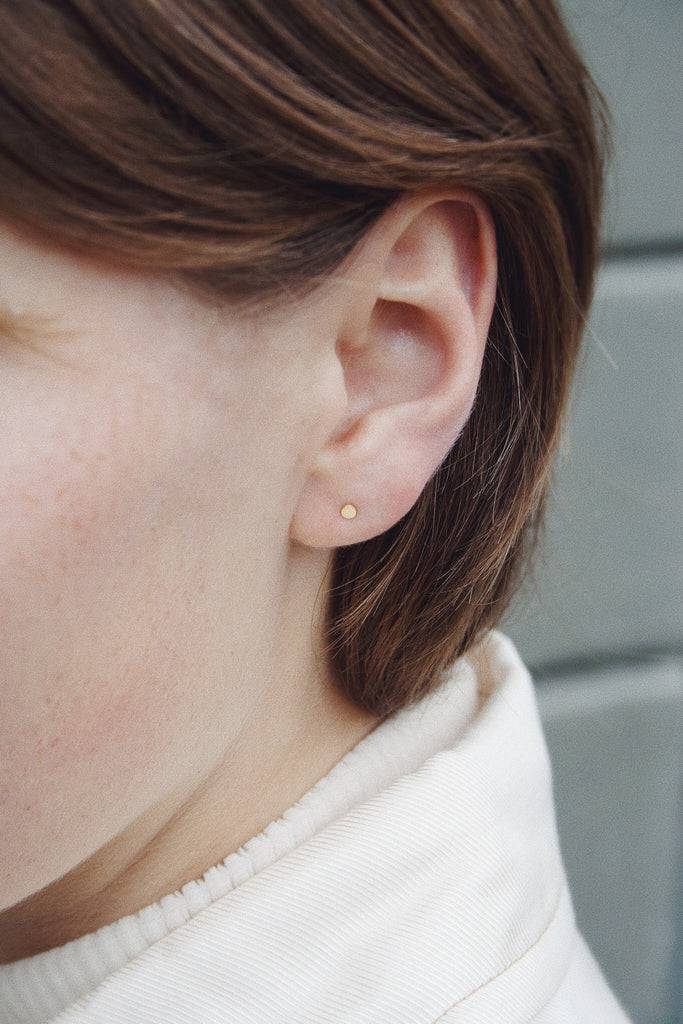 JUKSEREI PUNKT EAR STUDS Schlussverkauf