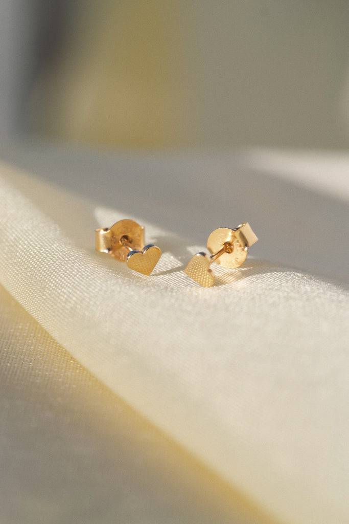 JUKSEREI AMORE EAR STUDS Zeitlich begrenztes Angebot