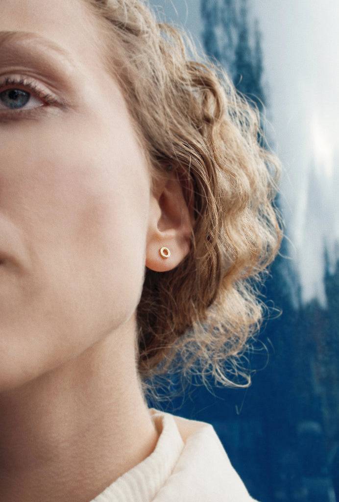JUKSEREI TILDA EAR STUDS Im Verkauf