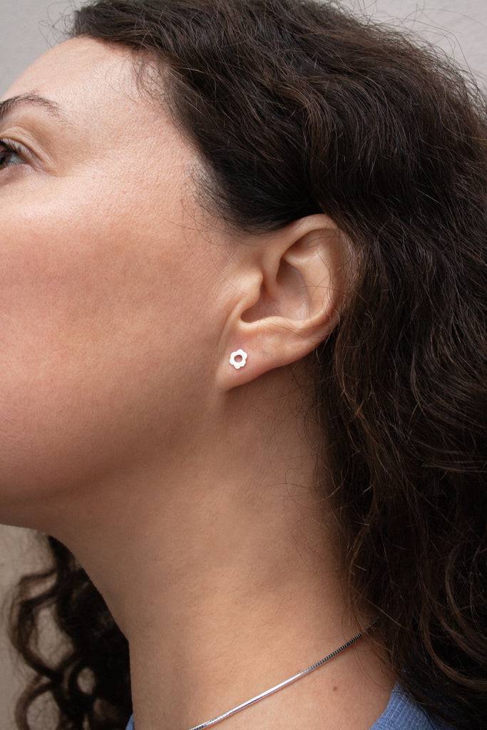 JUKSEREI POPPY EAR STUDS Bis zu 65% Rabatt