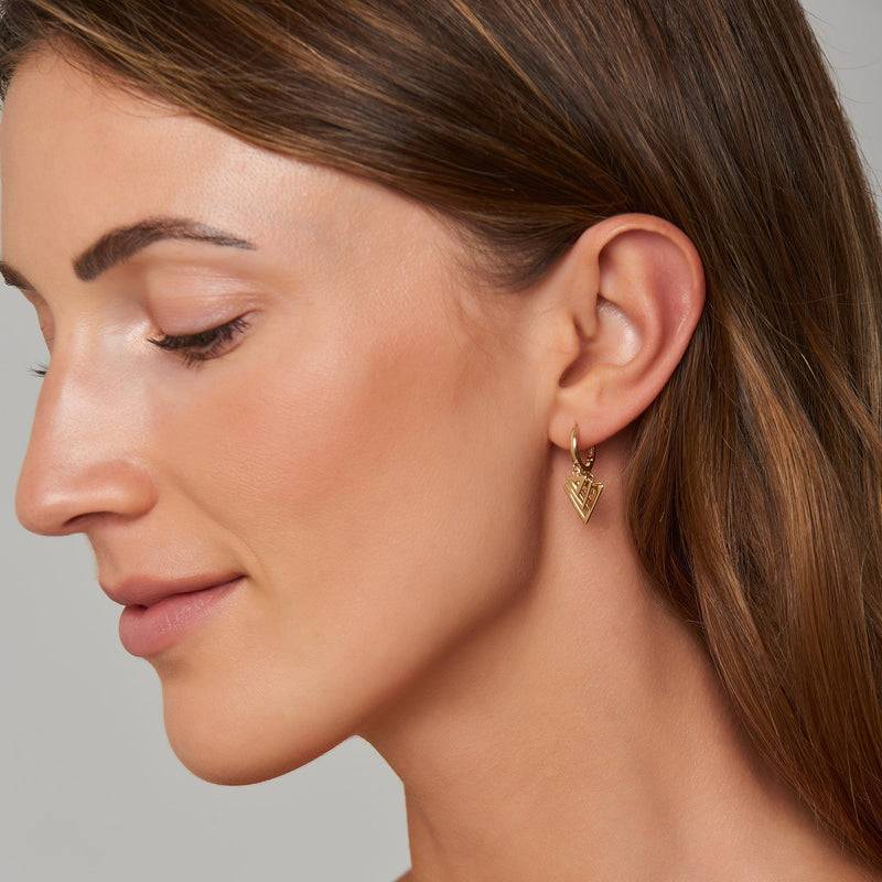 Mosuo Jewellery Dreieck Charm Creolen Räumungsverkauf