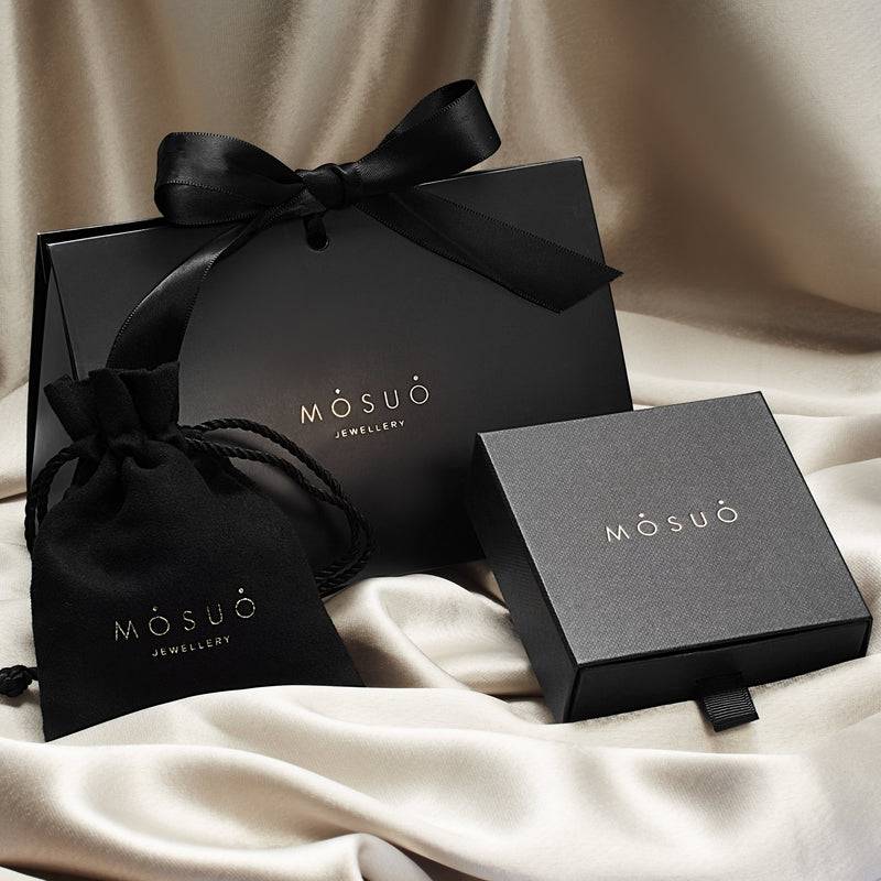 Mosuo Jewellery Diamant Buchstaben Halskette “V”- Vermeil Nur noch ein Tag übrig