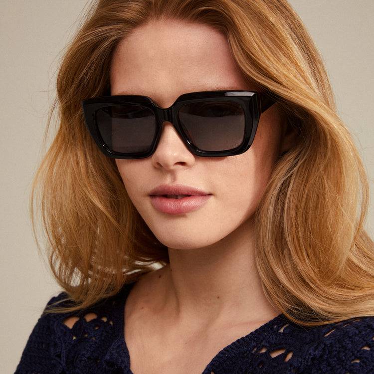 Pilgrim JOGLI Recycelte Sonnenbrille Schwarz/Gold Black Friday Preise