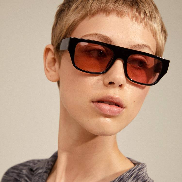 Pilgrim ENIEL Recycelte Sonnenbrille Schwarz/Gold Auslauf