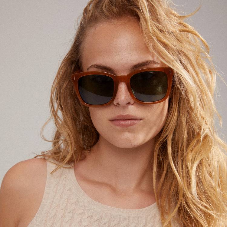 Pilgrim KATYA ikonische Retro-Sonnenbrille karamellbraun Nur für heute