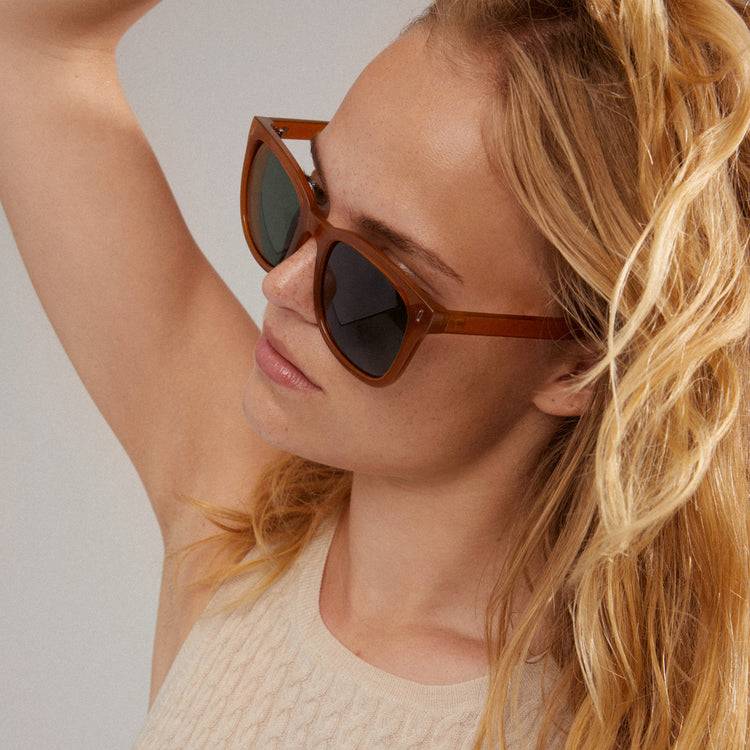 Pilgrim KATYA ikonische Retro-Sonnenbrille karamellbraun Nur für heute