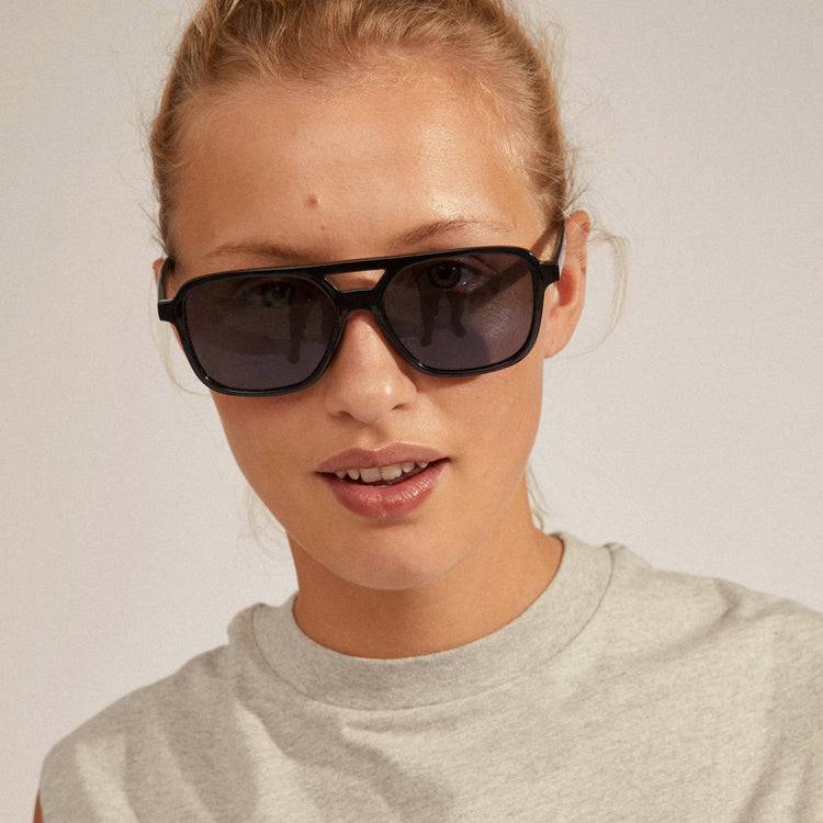 Pilgrim ELODIE recycelte Piloten-Sonnenbrille schwarz Super Rabatt