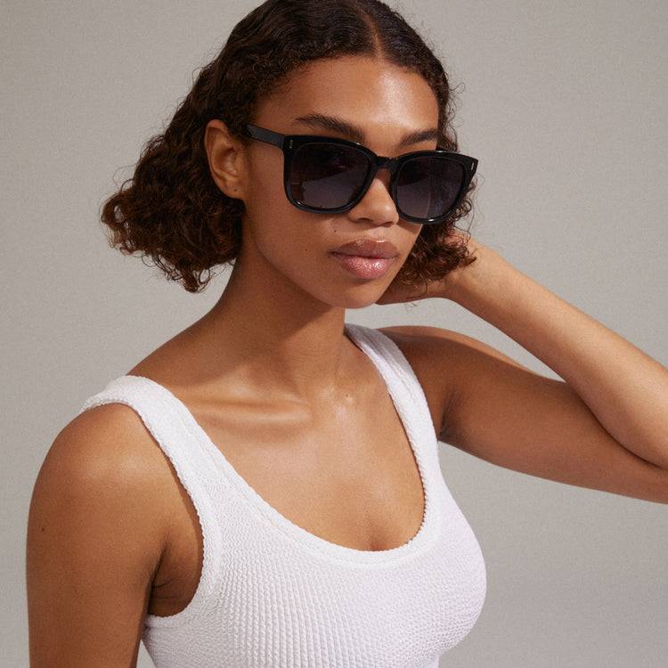 Pilgrim KATYA recycelte ikonische Retro-Sonnenbrille schwarz Kostenloser Versand international