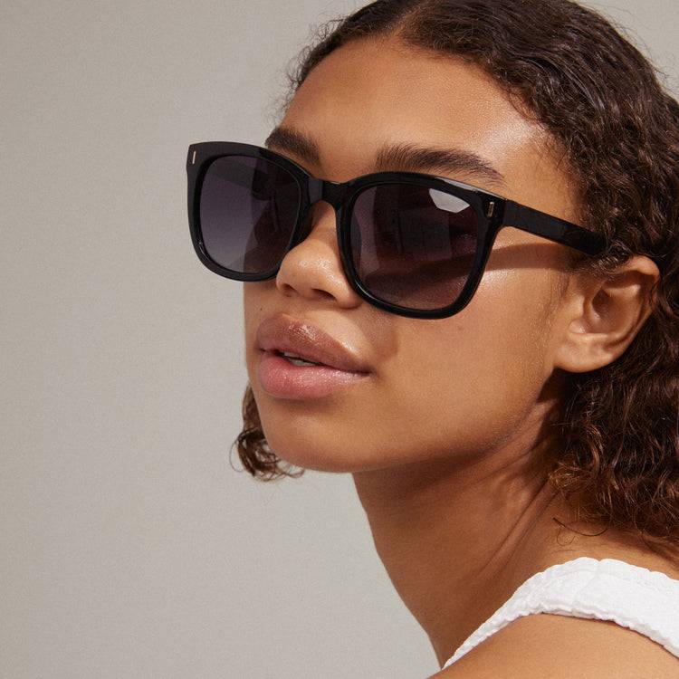 Pilgrim KATYA recycelte ikonische Retro-Sonnenbrille schwarz Kostenloser Versand international