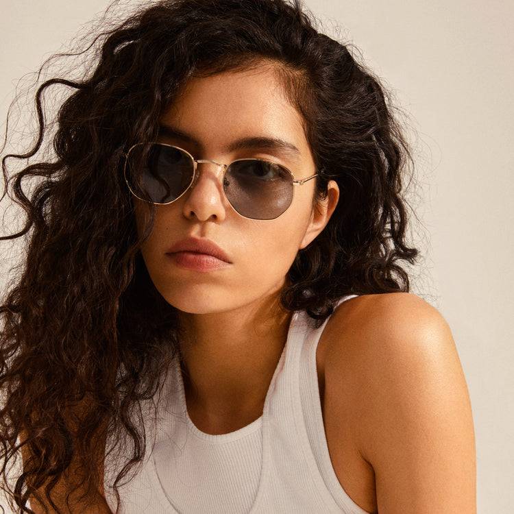 Pilgrim RYLAN Sonnenbrille Grau/Gold 50% Rabatt für begrenzte Zeit