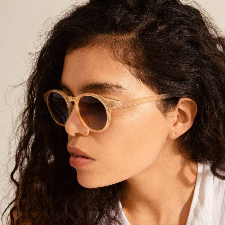 Pilgrim KYRIE klassische runde Sonnenbrille hellbeige 2025