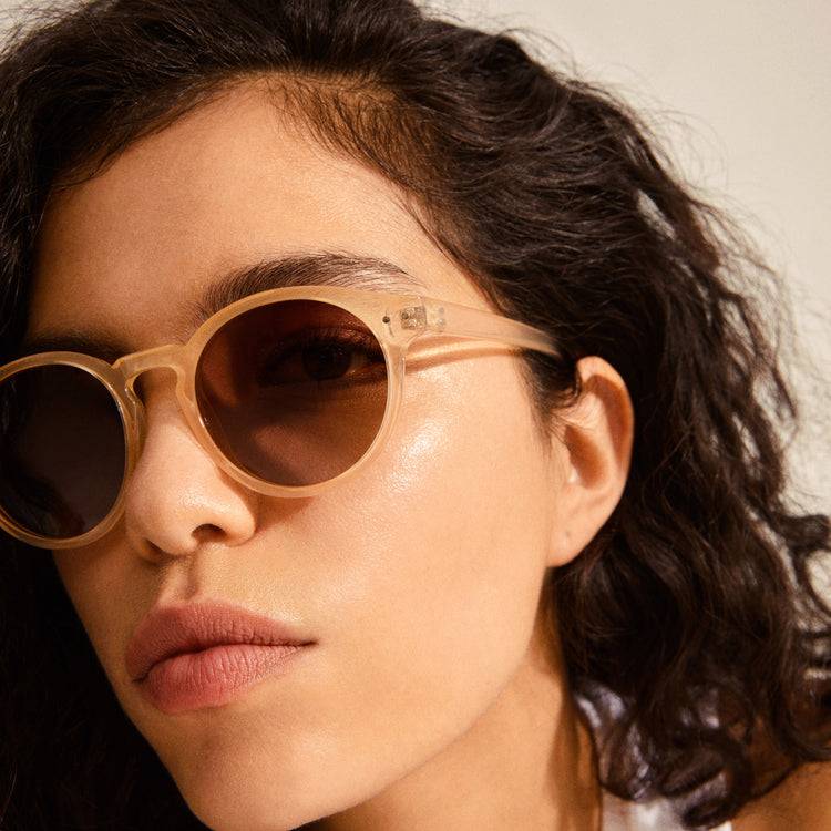 Pilgrim KYRIE klassische runde Sonnenbrille hellbeige 2025