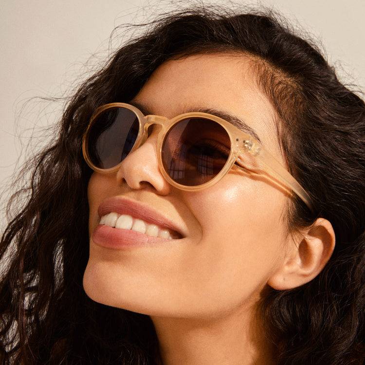 Pilgrim KYRIE klassische runde Sonnenbrille hellbeige 2025