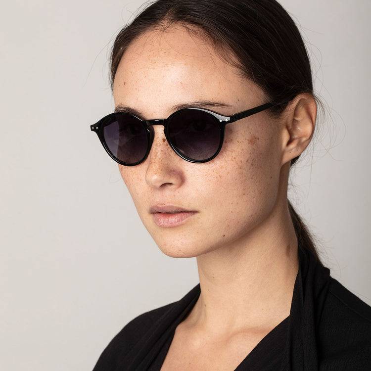 Pilgrim ROXANNE klassische runde Sonnenbrille, schwarz Große Rabatte