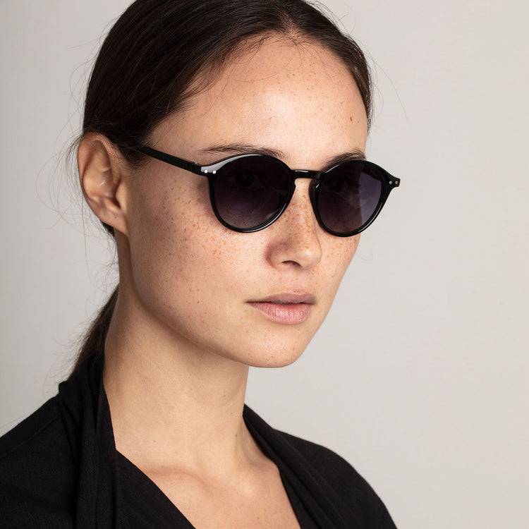 Pilgrim ROXANNE klassische runde Sonnenbrille, schwarz Große Rabatte