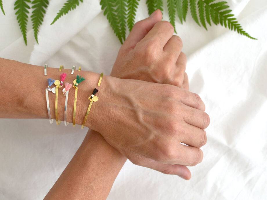 Renna Deluxe Armreif in Gold, Goldarmreif mit niedlicher Tassel im Boho-Stil Bestseller