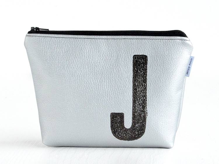 Renna Deluxe Kosmetiktasche Metallic SILBER mit Buchstabe Nur noch ein Tag übrig