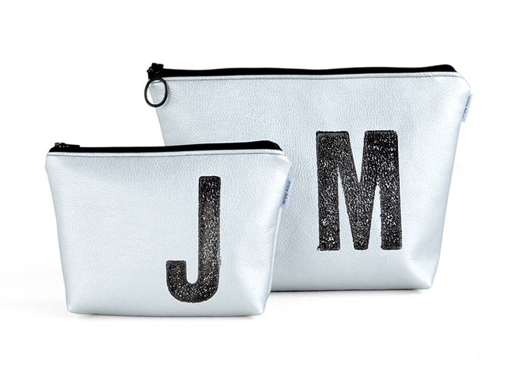 Renna Deluxe Kosmetiktasche Metallic SILBER mit Buchstabe Nur noch ein Tag übrig