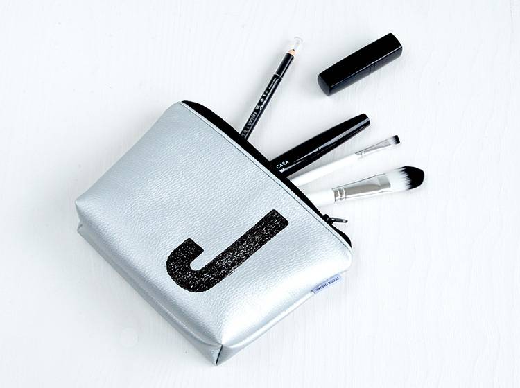 Renna Deluxe Kosmetiktasche Metallic SILBER mit Buchstabe Nur noch ein Tag übrig