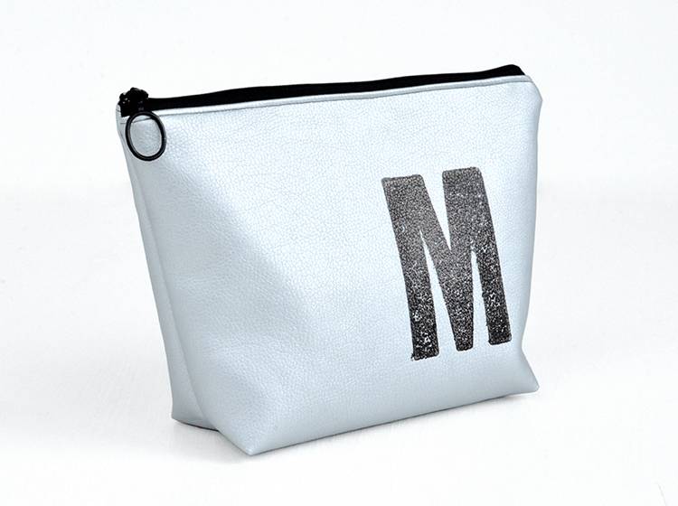 Renna Deluxe Waschtasche Metallic SILBER mit Buchstabe vegan Outlet