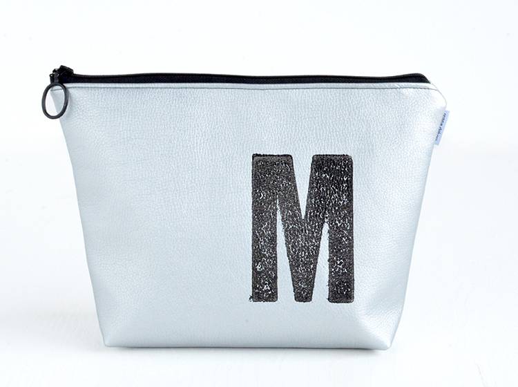Renna Deluxe Waschtasche Metallic SILBER mit Buchstabe vegan Outlet