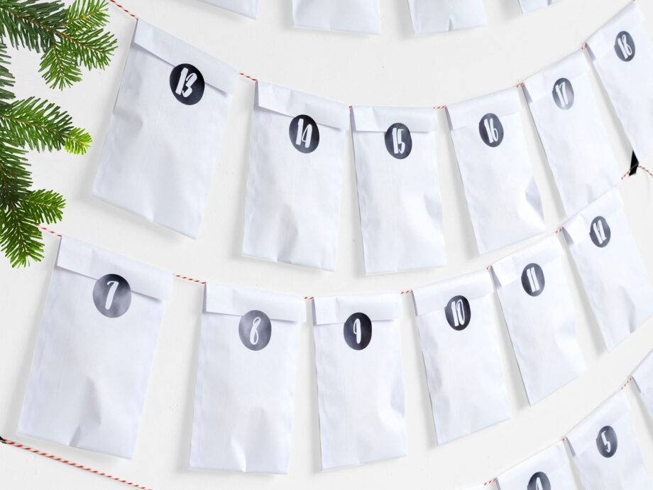 Renna Deluxe Adventskalender weiß mit schwarzen Aufklebern Begrenztes Angebot