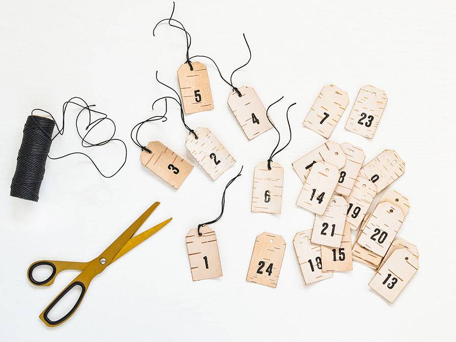 Renna Deluxe Adventskalender Zahlen Anhänger aus Birkenrinde 2025