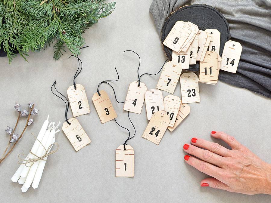 Renna Deluxe Adventskalender Zahlen Anhänger aus Birkenrinde 2025
