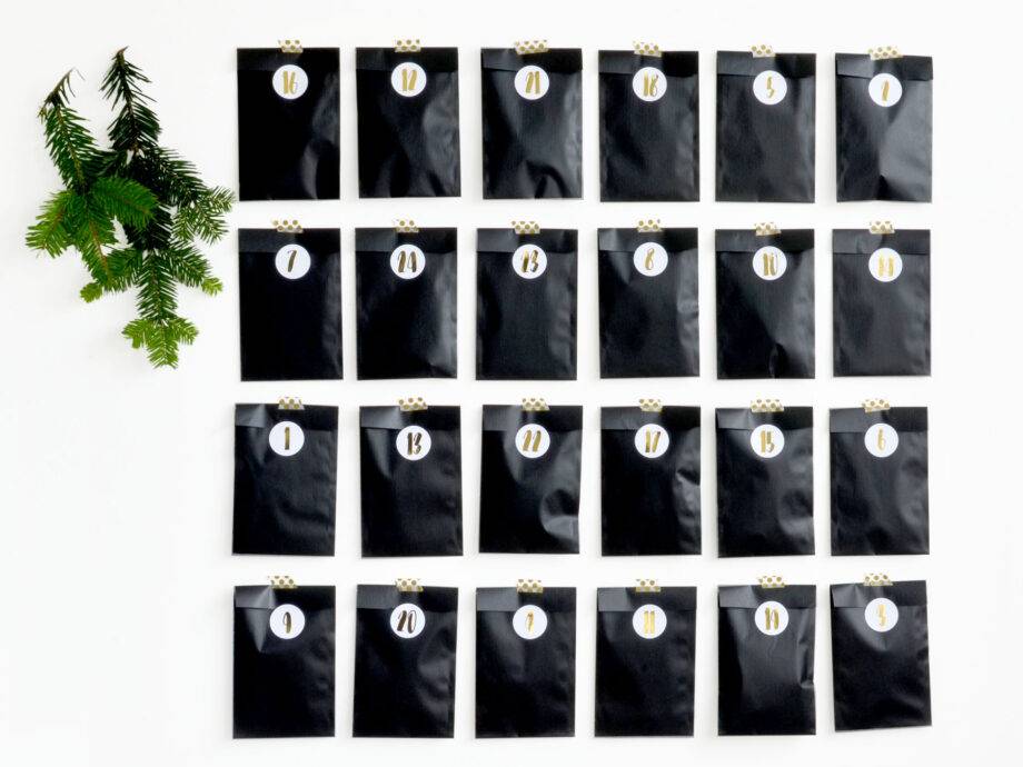 Renna Deluxe Adventskalender Gold metallic mit schwarzen Tüten Wochenangebot