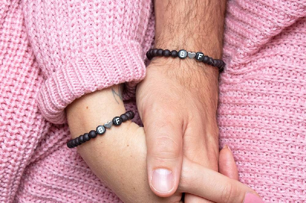 Sadingo Partnerarmband-Set aus schwarzen Acrylperlen Vierteljährliche Förderung