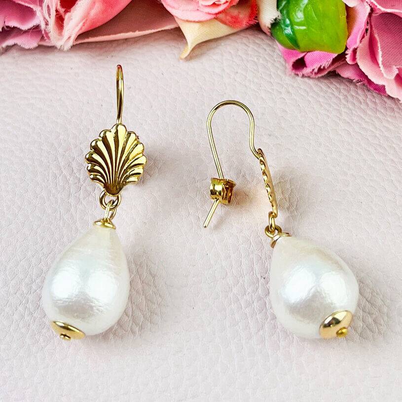 SchwesterSchwester Vergoldete Ohrhänger in Muschelform mit kleinem Baumwolltropfen von AmuseToi Discount Store für neue Produkte