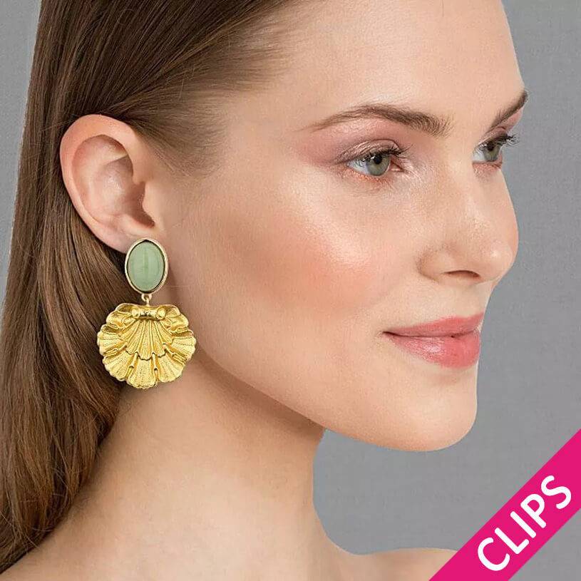 SchwesterSchwester Vergoldete Ohrclips in Jadegrün mit goldenem Muschelornament von AmuseToi 50% Rabatt für begrenzte Zeit