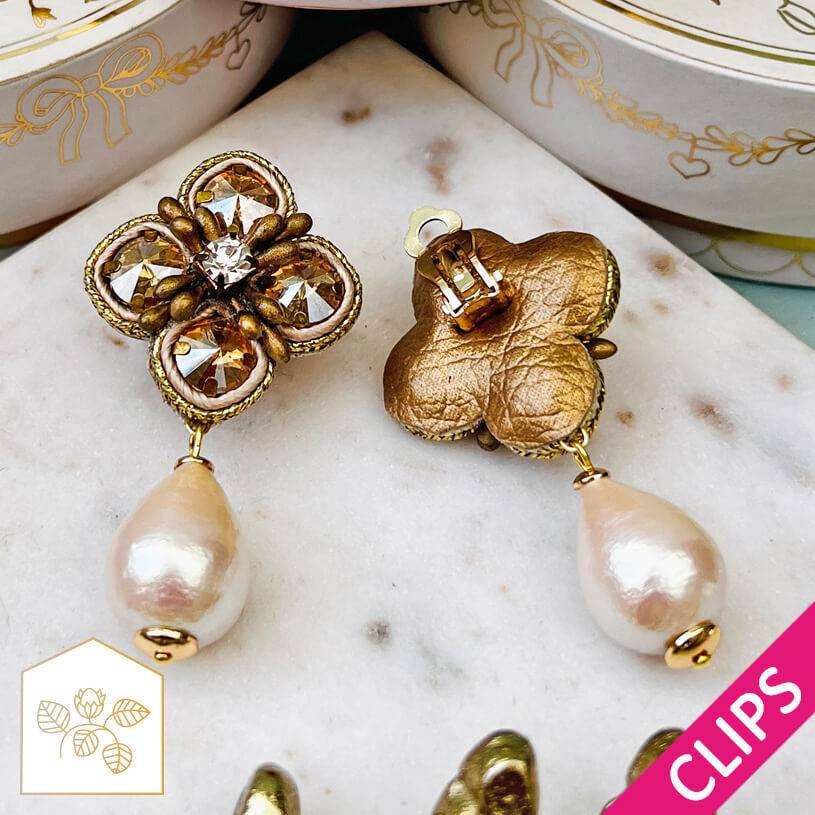 SchwesterSchwester Blüten-Soutache-Ohrclips in Gold und Champagner mit Baumwolltropfen Auslauf
