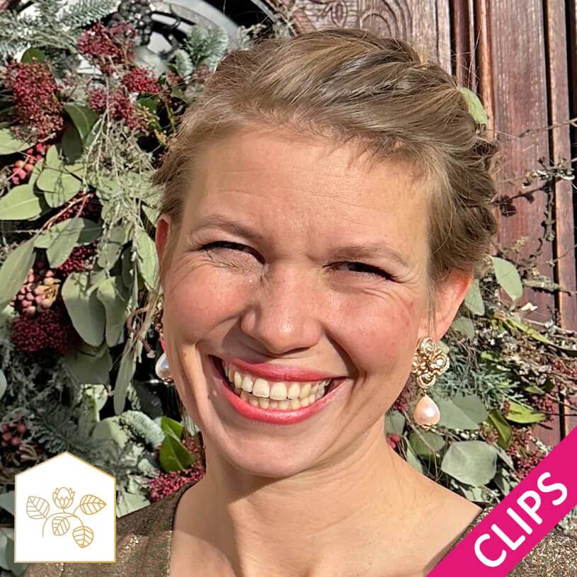 SchwesterSchwester Blüten-Soutache-Ohrclips in Gold und Champagner mit Baumwolltropfen Auslauf