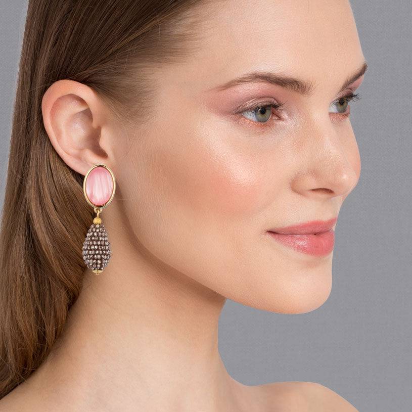 SchwesterSchwester Rosafarbene Ohrstecker mit glitzerndem champagnerfarbenem Tropfen von AmuseToi Heißer Verkauf