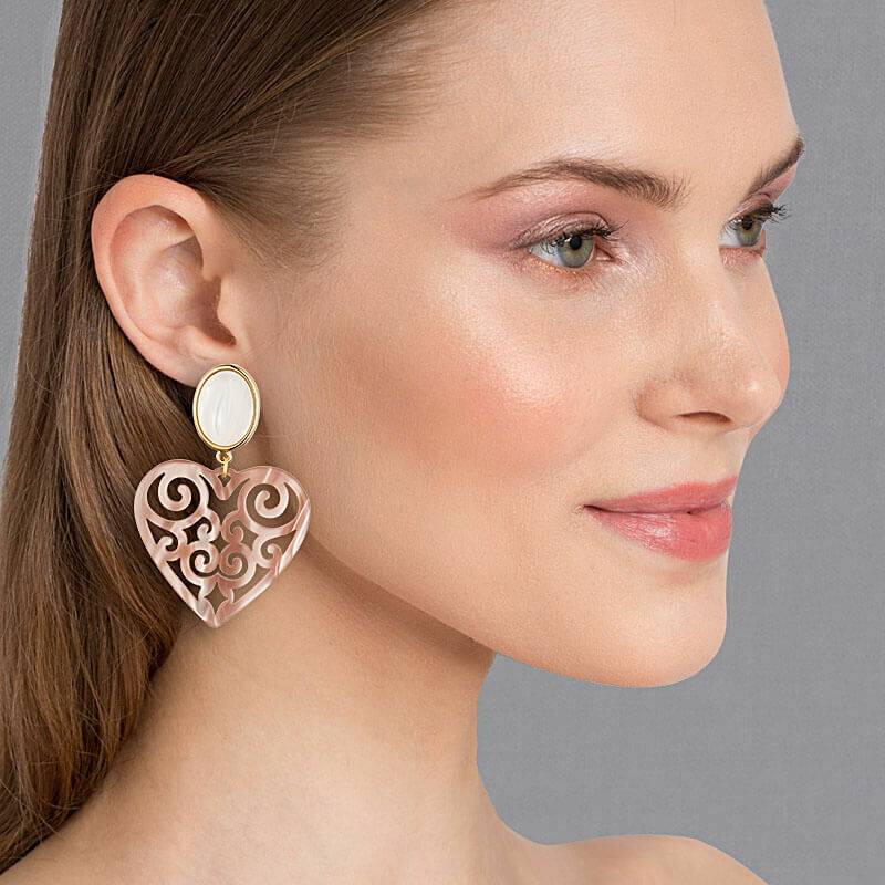 SchwesterSchwester Schöne Herz-Ohrringe mit perlmuttfarbenen Ohrsteckern und Herz-Ornamenten in Nude von AmuseToi Super Sparpreis
