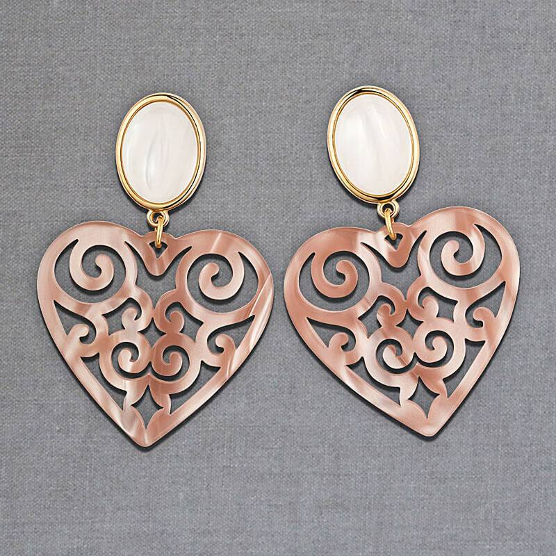 SchwesterSchwester Schöne Herz-Ohrringe mit perlmuttfarbenen Ohrsteckern und Herz-Ornamenten in Nude von AmuseToi Super Sparpreis