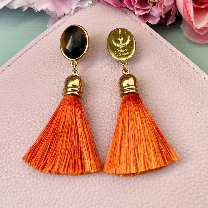 SchwesterSchwester Quasten Ohrringe als Ohrstecker in Schildpatt mit Quaste in Orange von AmuseToi JETZT KAUFEN