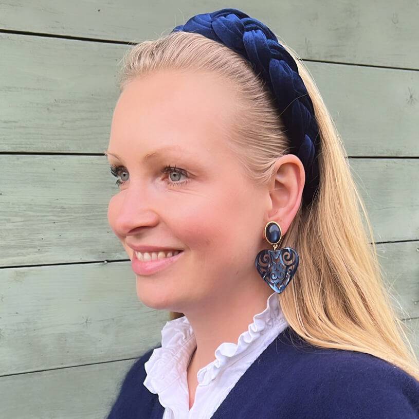 SchwesterSchwester Schöne Herz-Ohrringe mit dunkelblauen Ohrsteckern und schimmernden Herz-Ornamenten von AmuseToi Vierteljährliche Förderung