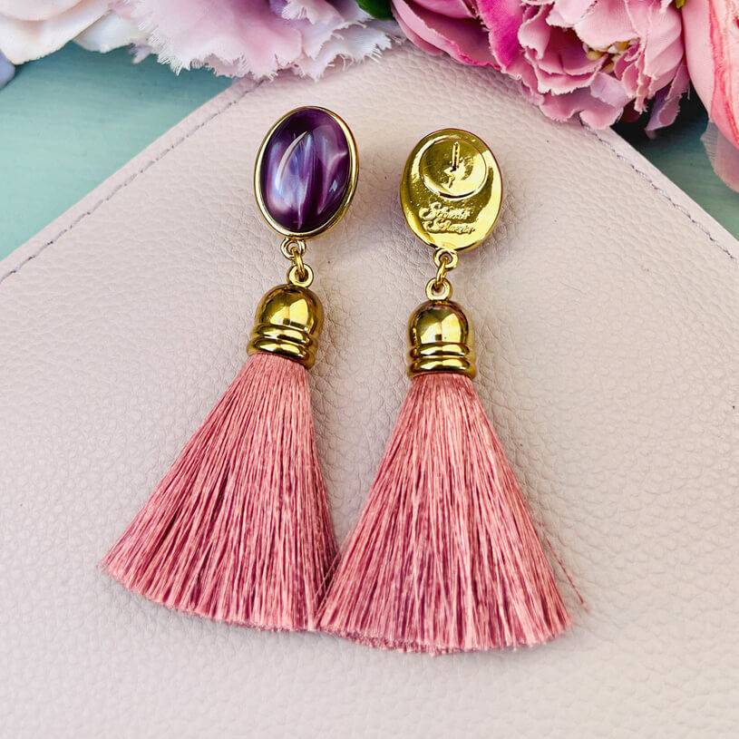 SchwesterSchwester Quasten Ohrringe als Ohrstecker in Amethyst mit Quaste in Puderrosa von AmuseToi Riesige Rabatte