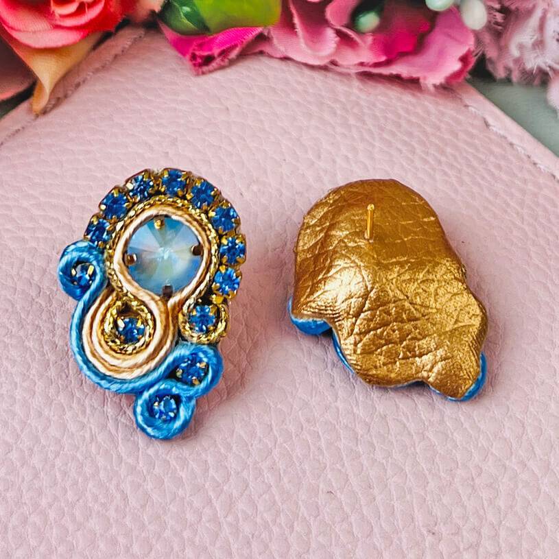 SchwesterSchwester Kleine Soutache-Ohrringe in Blautönen und Gold Begrenzt auf 3 Tage