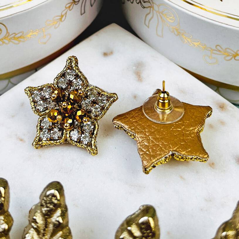 SchwesterSchwester Süße Blumen-Soutache-Ohrringe in Gold Im Verkauf